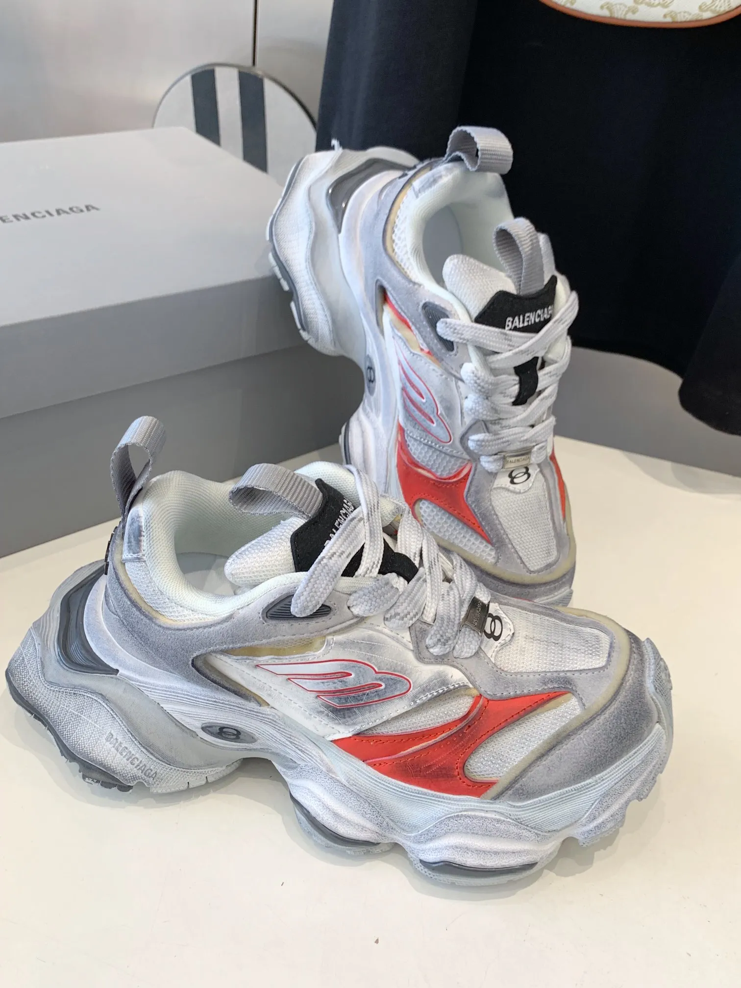 👟👟Ex-factory price 820👟👟 Paris 5XL correct version Balenciaga CARGO 23ss catwalk style 🔺 ℹ️The distressing process is done by hand. The degree of distress, scratch size and range of each shoe has a certain difference, which is normal. The upper is filled with high-density imported sponge, and the tongue is embroidered with Balenciaga words, as well as small engraving details. This plaque is developed by a separate mold, and there is 3M reflective material on the side. The three-dimensional logo and size mark on the heel, accessories dust bag and included shoelaces are upgraded and thickened shoe boxes. They are all made of original files and original lasts. CNC developed 1:1 proportion weight. Original EVA environmentally friendly deodorizing ring type insole. Newly developed 7-layer private mold. Combined anti-slip outsole. Information ℹ️ A large version design that has become more popular in recent years. This cargo is fatter than 3xl. It has a very good wrapping feel and is also very retro and fashionable. The sole is definitely very wear-resistant. Size: 35 -46